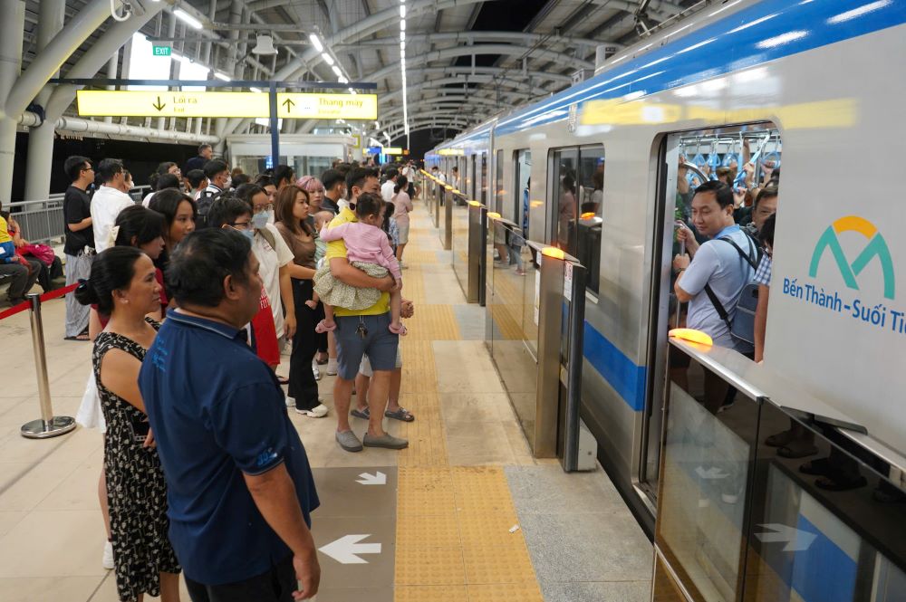 Trong 6 thang dau van hanh thuong mai, tuyen metro so 1 se chay 200 chuyen tu 5h den 22h moi ngay. Trong cac khung gio cao diem 6-8h, 11-12h va 15h30-18h, tau se hoat dong voi tan suat 8 phut moi chuyen va su dung 9 doan tau. Trong cac khung gio con lai, tan suat la 12 phut moi chuyen voi 6 doan tau.