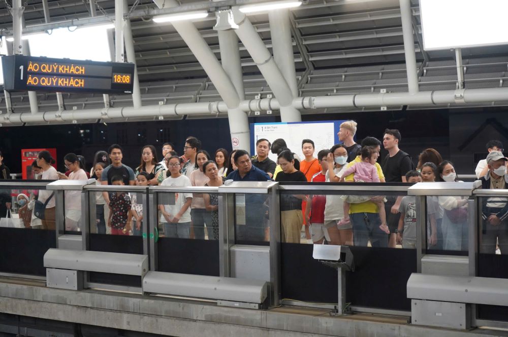 Nguoi dan xep hang chat kinh cau bo hanh de doi vao trong ga trai nghiem di Metro.