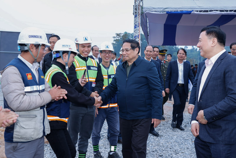 Prime Minister Pham Minh Chinh attended the groundbreaking ceremony of the Golden Square Lao Cai social housing project. Photo: Nhat Bac