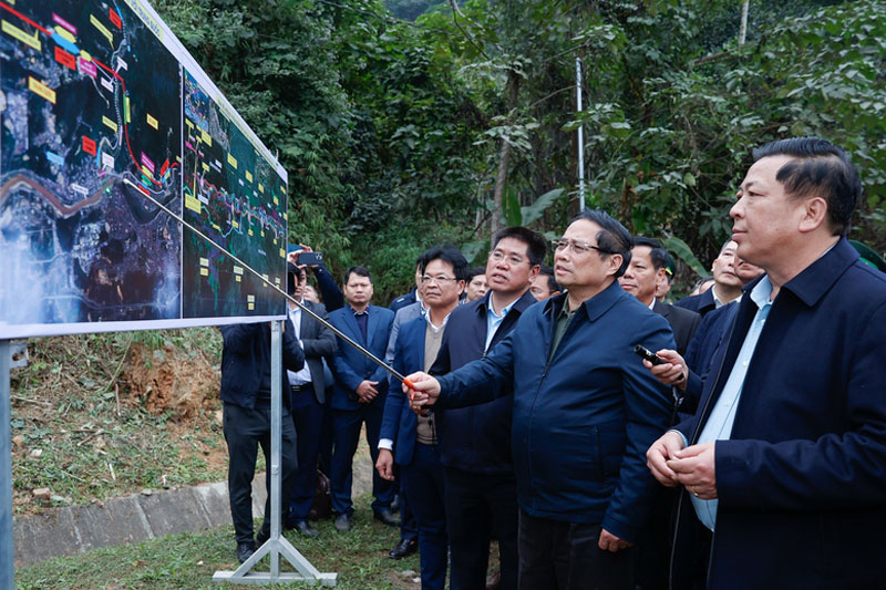 Prime Minister Pham Minh Chinh's working session with leaders of ministries and sectors on the Lao Cai - Hanoi - Hai Phong railway route. Photo: Nhat Bac