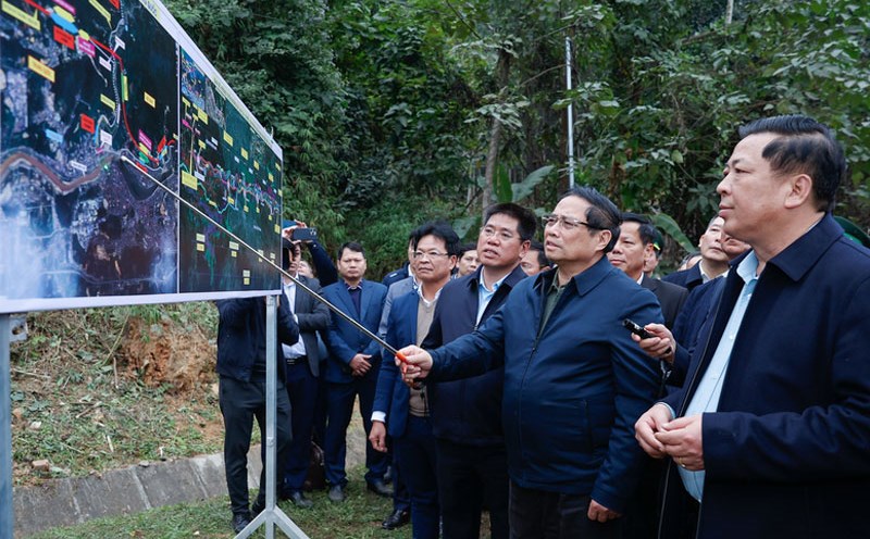 Prime Minister Pham Minh Chinh's working session with leaders of ministries and sectors on the Lao Cai - Hanoi - Hai Phong railway route. Photo: Nhat Bac