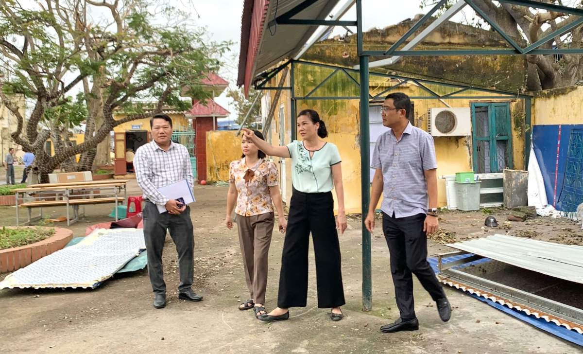 Hai Phong City Department of Education and Training inspects facilities at Cat Hai High School. Photo: Minh Khue