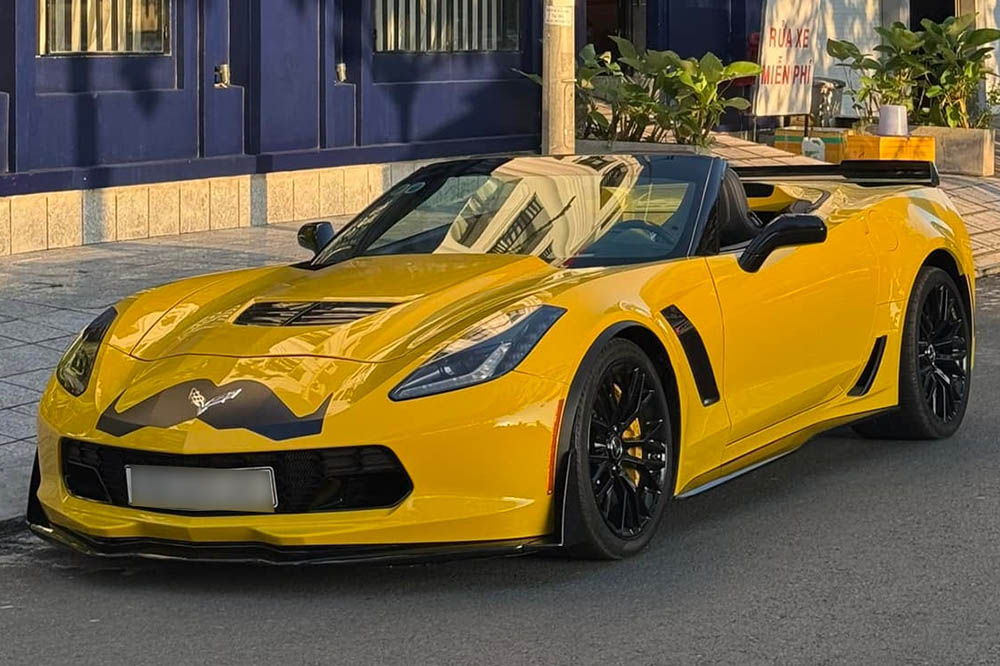 Chi tiet ngoai hinh Chevrolet Corvette Z06 Convertible co bien kiem soat trung dau gia gay chu y. Anh: Tu Luong