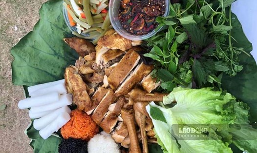 Món gà hắc xì dầu tại gian hàng huyện Bình Liêu. Ảnh: Đoàn Hưng