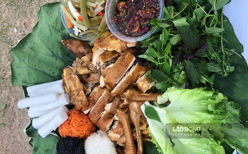 Black soy sauce chicken dish at the stall in Binh Lieu district. Photo: Doan Hung