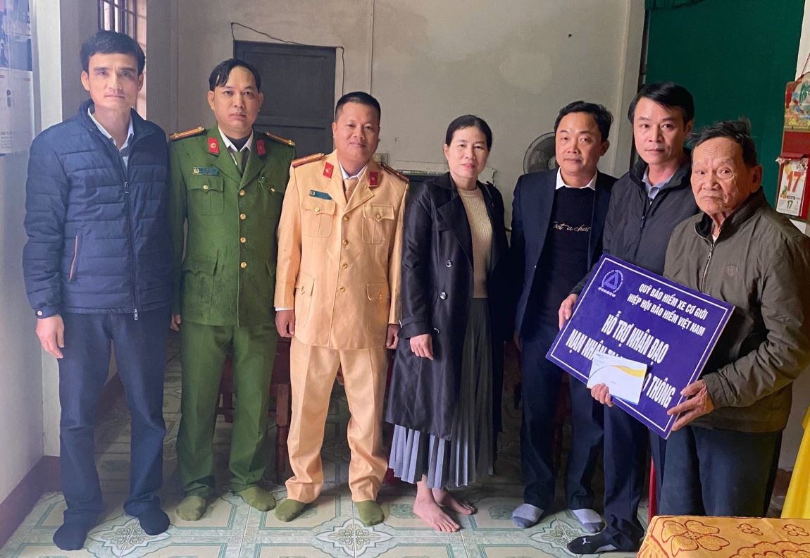 The family of a traffic accident victim receives humanitarian aid. Photo: H.Nguyen.