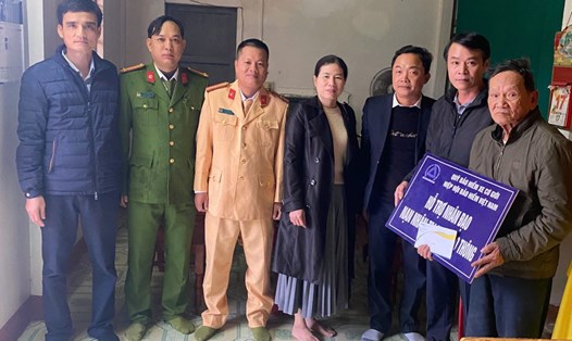 Gia đình nạn nhân bị tai nạn giao thông được nhận số tiền chi hỗ trợ nhân đạo. Ảnh: H.Nguyên.