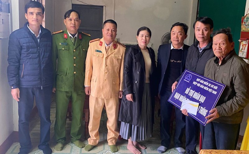 The family of a traffic accident victim receives humanitarian aid. Photo: H.Nguyen.