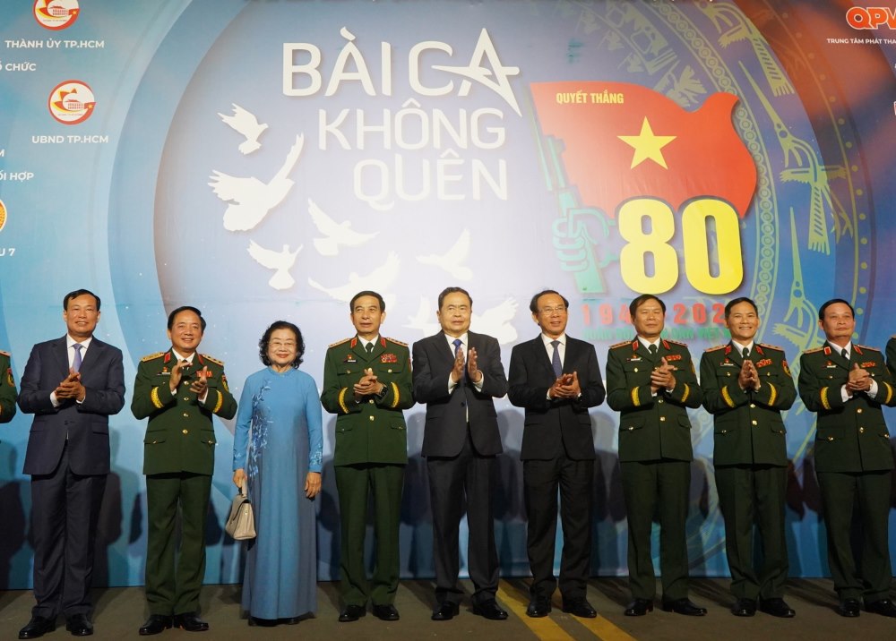 National Assembly Chairman Tran Thanh Man and delegates attended the program "Unforgettable Song" on the evening of December 22 in Ho Chi Minh City. Photo: Anh Tu