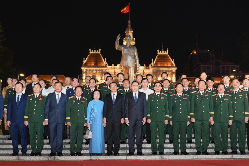  Chủ tịch Quốc hội Trần Thanh Mẫn cùng đoàn đại biểu dâng hoa, tưởng niệm tại Tượng đài Chủ tịch Hồ Chí Minh trên phố đi bộ Nguyễn Huệ, TPHCM . Ảnh: Anh Tú