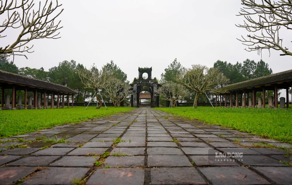  Van Mieu ten chinh thuc la Van Thanh Mieu, ham nghia la ngoi mieu tho vi Thanh ve Van, nguoi duoc hau the ton vinh la Van The Su Bieu (nguoi thay cua muon doi) do la Khong Tu. Mieu cung phoi tho cac vi Nhan Tu, Tang Tu, Tri Tu, Manh Tu, cac vi tien hien, tien nho. 