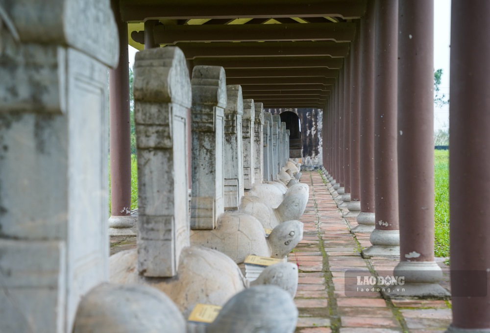  Cac kien truc su duoi thoi vua Gia Long da cho xay dung Van Mieu tren mot mat bang hinh gan vuong, moi canh khoang 160m, chung quanh co la thanh cao 2m bao boc. Trong khuon vien mieu co khoang 50 cong trinh kien truc lon nho. Khuon vien chinh co hai day nha bia doi dien nhau gom 32 tam bia, moi day co 16 tam, bia cao nhat cao 1,15m va rong 0,85m. 