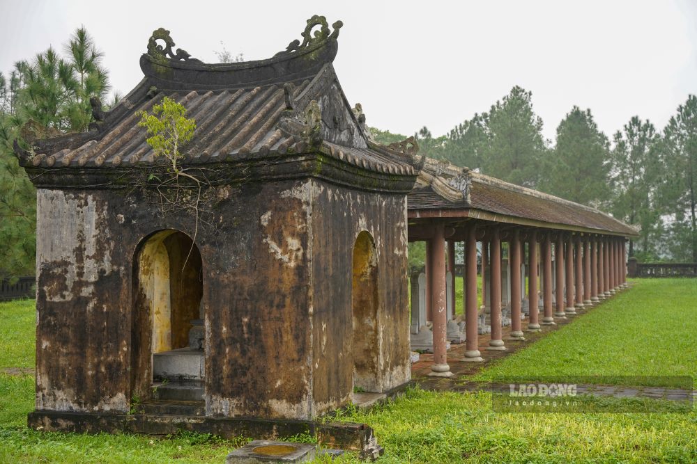 Ngay xua, vua Gia Long cho xay dung truong Quoc Tu Giam thu hai cua dat nuoc tai duong Van Thanh (tuc vi tri Van Vo Mieu ngay nay). Vi truong o hoi xa kinh thanh, nen nam 1908, trieu dinh cho doi ve gan ben trai Dai Noi nhu hien nay.