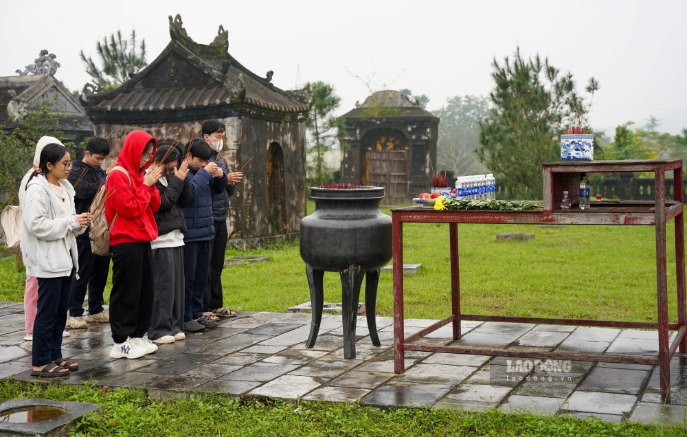 Van Mieu la mot bieu tuong doc dao cua nen giao duc nuoc ta duoi thoi quan chu. Viec lap Van Mieu va dung bia Tien si nham luu lai va nhac nho ve truyen thong tot dep cua dan toc la su ton trong viec hoc, de cao nhan tai cua dat nuoc. Ngay nay, co rat nhieu hoc sinh, sinh vien o Hue thuong xuyen tim den Van Mieu de thap huong, cau mong cho thi cu do dat. 