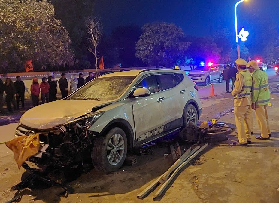 A collision between a car and a motorbike in Quang Binh left two people dead and injured. Photo: H.Hoang