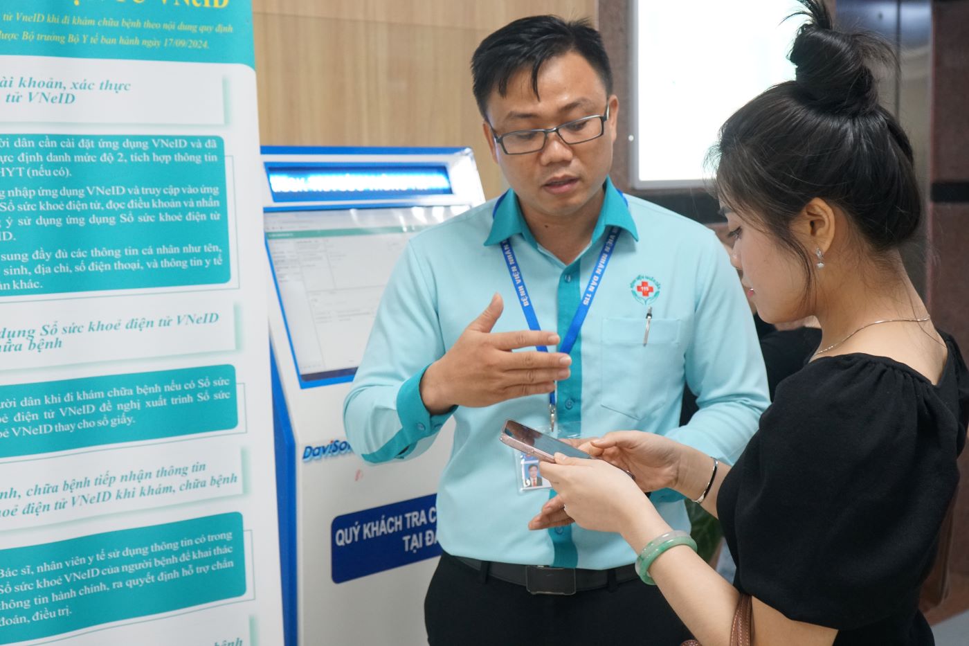 People in Ho Chi Minh City use electronic health books integrated with VNeID. Photo: Thanh Chan