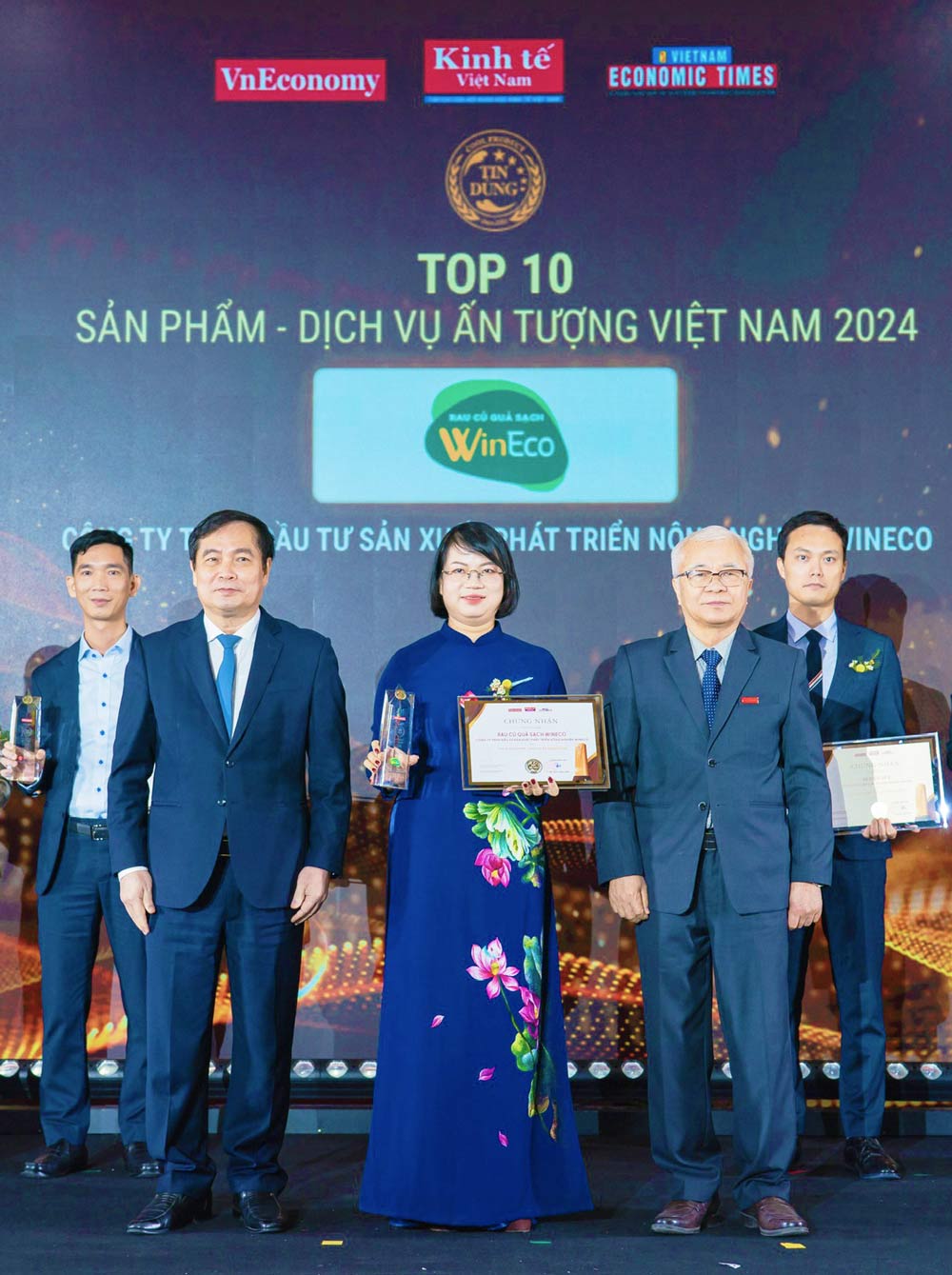 Dai dien WinEco nhan giai thuong Top 10 San pham, Dich vu an tuong nam 2024. Anh: H. Van