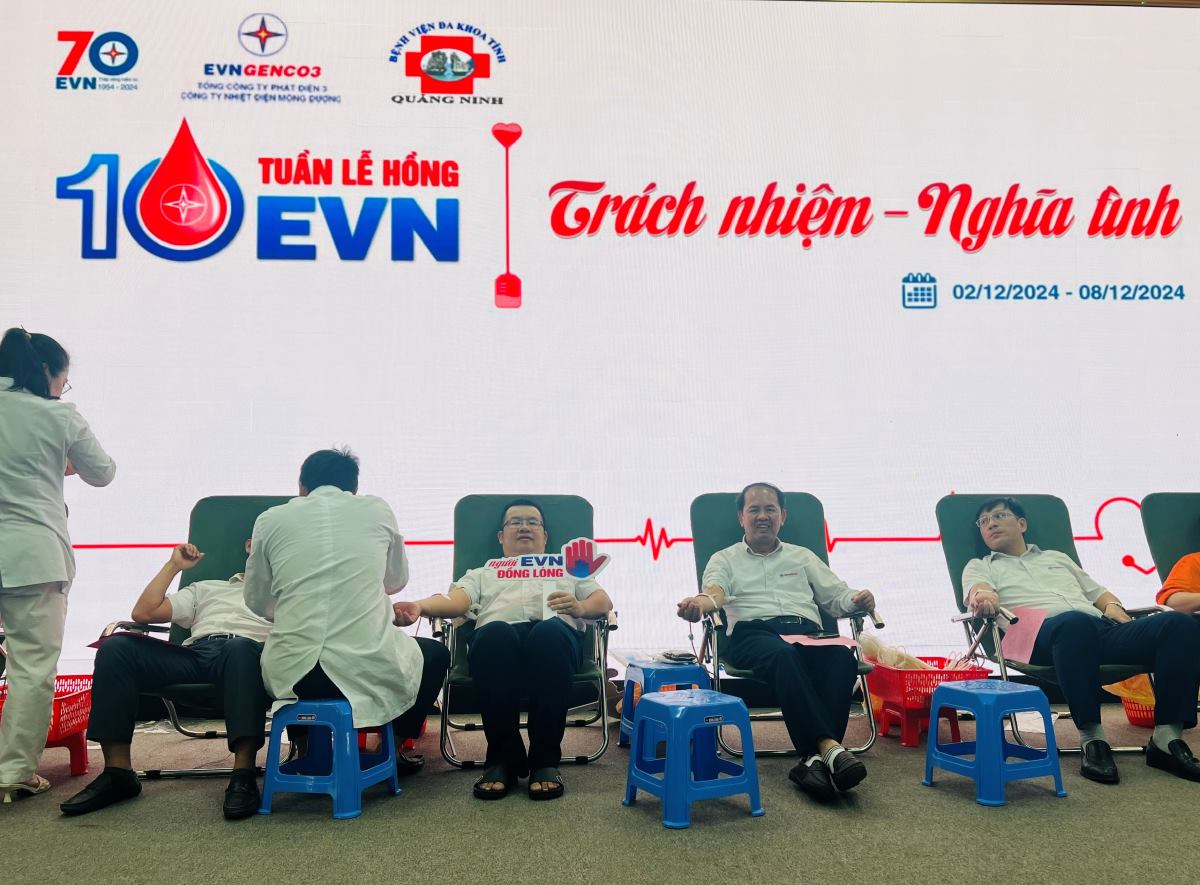Employees of Mong Duong Thermal Power Company participate in blood donation. Photo: Lan Anh