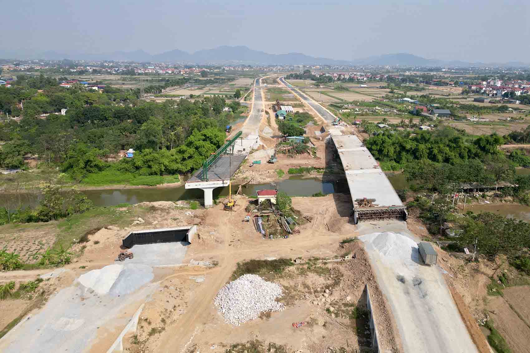 Ca Lo Bridge on the Ring Road 4 project connecting Me Linh and Soc Son districts (Hanoi). Photo: Huu Chanh