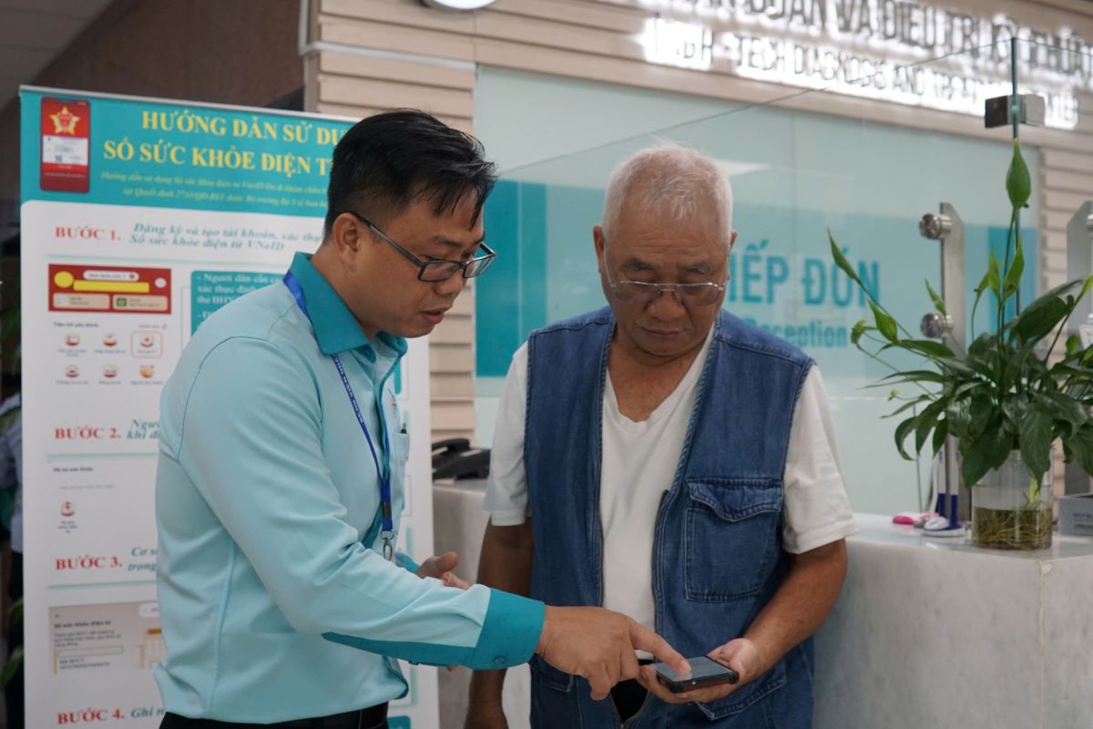 More and more people in Ho Chi Minh City are seeing the benefits of the Electronic Health Book being integrated into VNeID. Photo: Thanh Chan