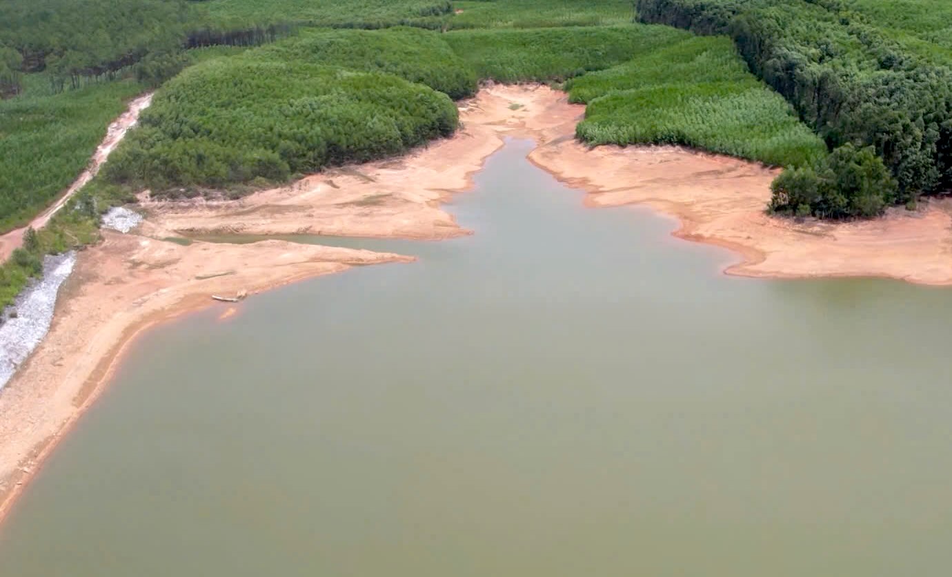 Tien Phong Lake (Le Thuy district) is one of the irrigation lakes that is showing some damage. Photo: H. Nguyen
