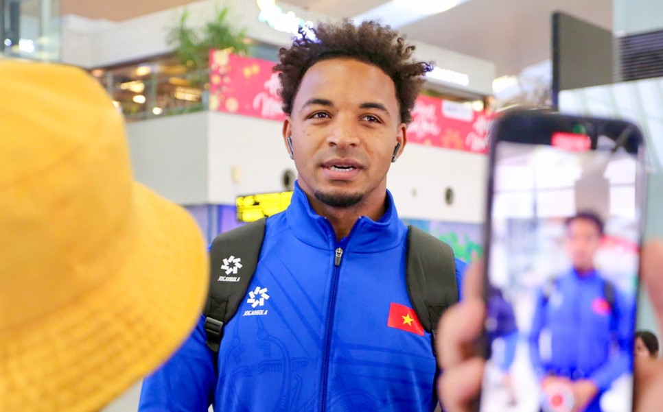 Striker Nguyen Xuan Son at Noi Bai airport on the morning of December 23. Photo: VFF