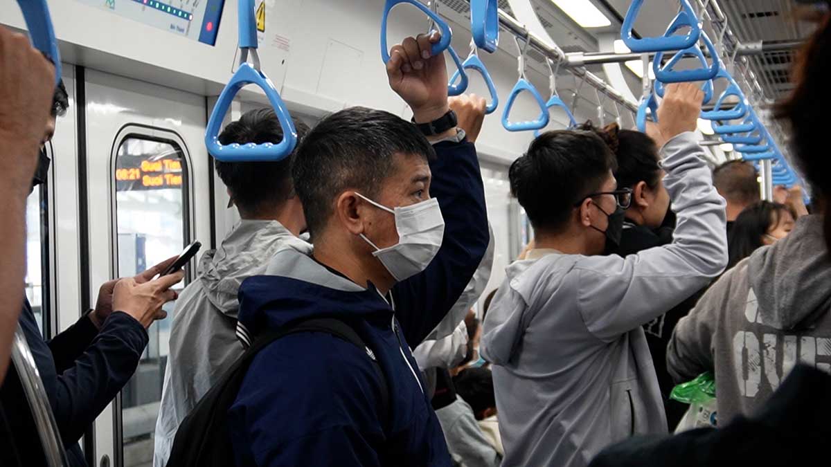 People in Ho Chi Minh City go to work on the first day of the week by Metro Line 1. Photo: Anh Quynh