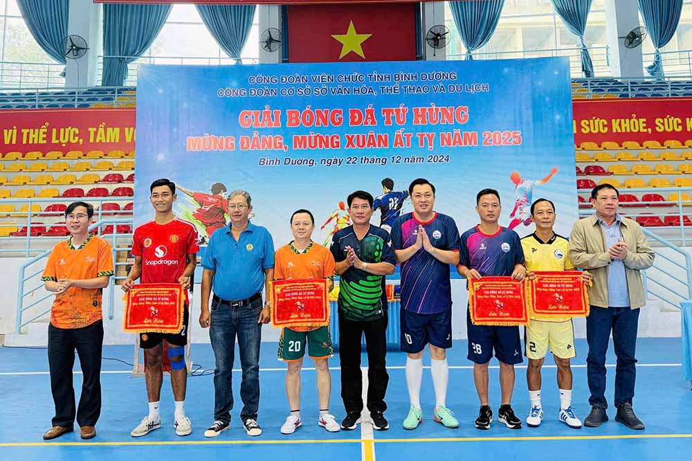 Dai bieu tang co luu niem cho cac doi tham du giai. Anh: So VHTTDL Binh Duong