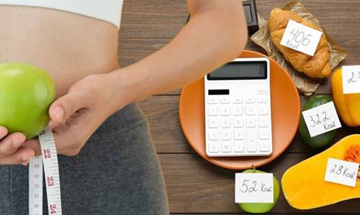 Chất dinh dưỡng và calo là hai khái niệm quan trọng trong chế độ dinh dưỡng nhưng có sự khác biệt rõ rệt. Đồ họa: Hạ Mây
