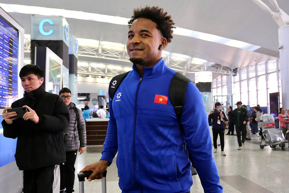 Nguyen Xuan Son and the Vietnamese team moved to Singapore on the morning of December 23. Photo: Huu Pham