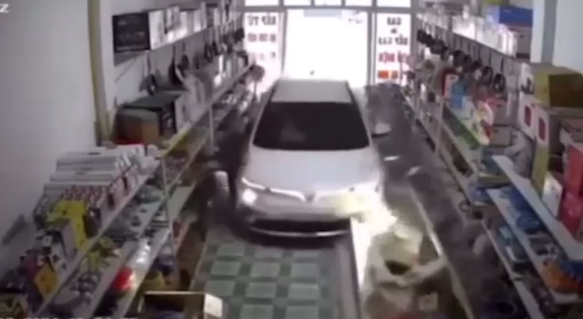 Trưng cầu giám định hình ảnh tài xế vụ ôtô lao vào nhà đâm bé gái ở Tuyên Quang tử vong. Ảnh: Nguyễn Kiên.