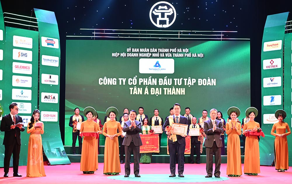 Ong Nguyen Anh Tu, Pho Tong giam doc thuong truc Tap doan Tan A Dai Thanh dai dien nhan bang khen cua UBND TP. Ha Noi. Ảnh: Tan Á Dai Thanh
