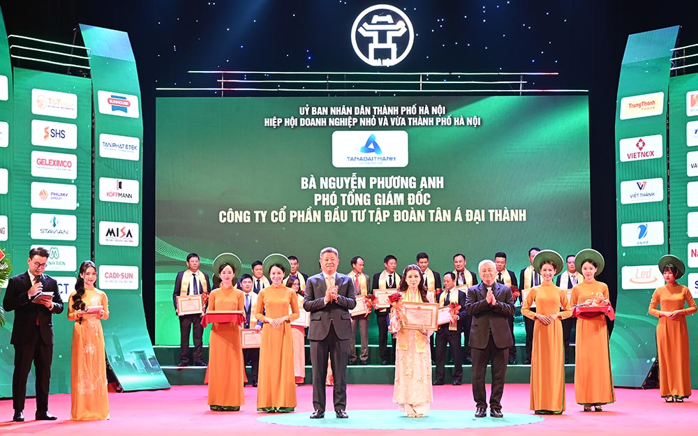 Ba Nguyen Phuong Anh - Pho Tong giam doc Tap doan Tan A Dai Thanh nhan bang khen ca nhan lanh dao co thanh tich noi bat trong phong trao thi dua khoi Doanh nghiep TP. Ha Noi. Ảnh: Tan Á Dai Thanh