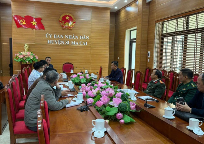 Dai dien ban to chuc lam viec cung Uy ban nhan dan huyen Si Ma Cai. Anh: Anh Han