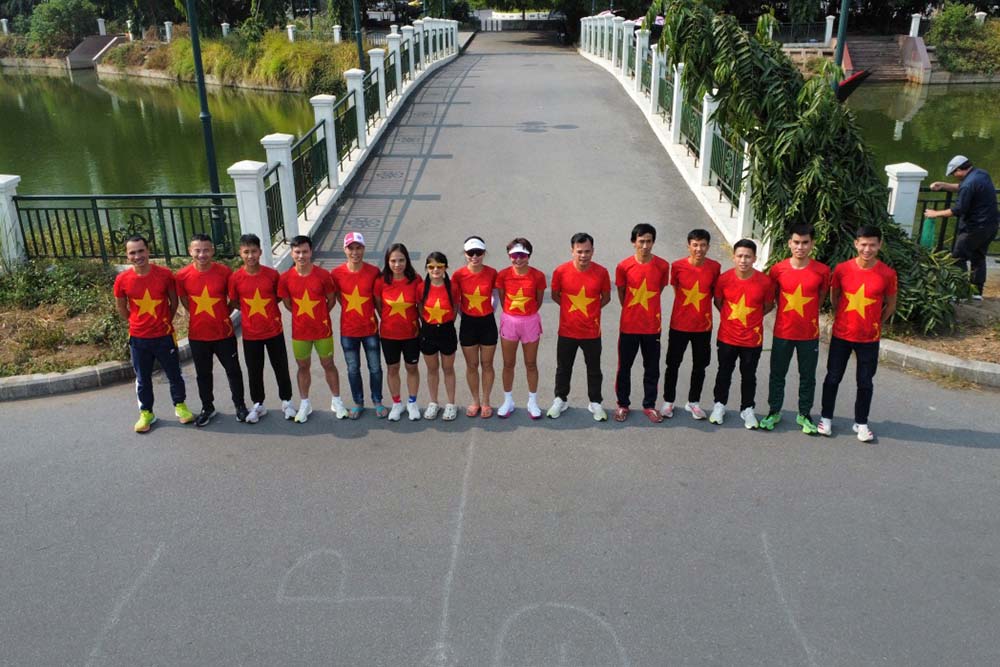 The charity trip of the runner community in Lao Cai was organized by PR Sport. Photo: Anh Han