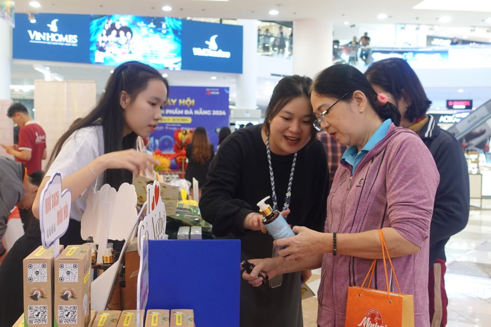 Da Nang prevents counterfeit goods and trade fraud during Tet At Ty. Photo: Tran Thi