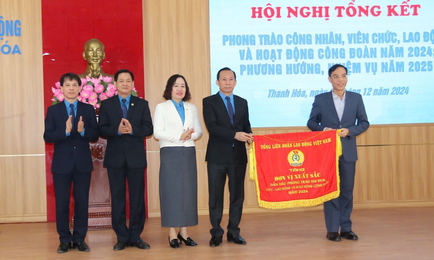 Mr. Dau Thanh Tung - Vice Chairman of Thanh Hoa Provincial People's Committee (right) presented the Emulation Flag of the Vietnam General Confederation of Labor to the Thanh Hoa Provincial Confederation of Labor. Photo: Xuan Hung