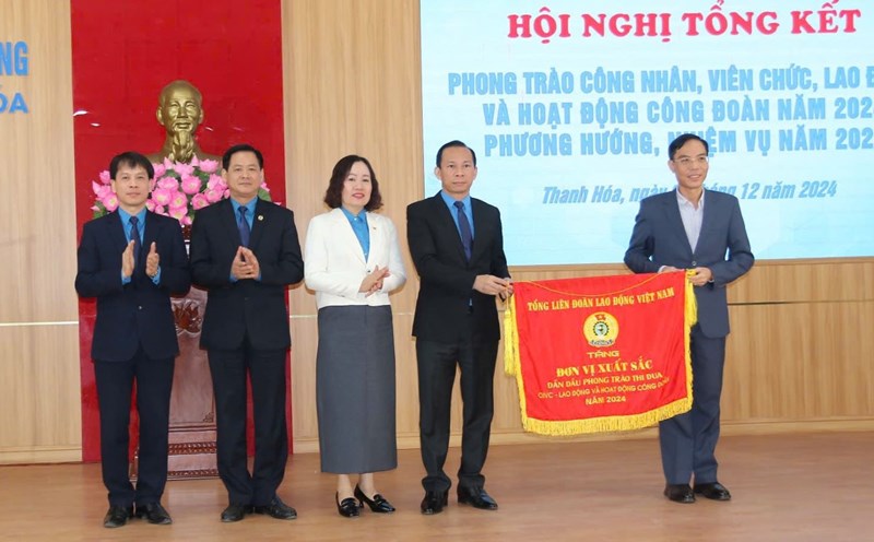 Mr. Dau Thanh Tung - Vice Chairman of Thanh Hoa Provincial People's Committee (right) presented the Emulation Flag of the Vietnam General Confederation of Labor to the Thanh Hoa Provincial Confederation of Labor. Photo: Xuan Hung