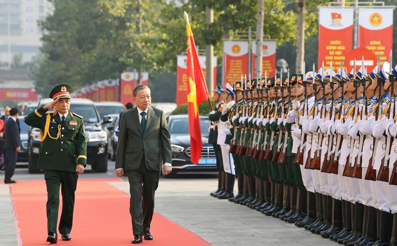 General Secretary To Lam - Secretary of the Central Military Commission - reviews the honor guard of the Vietnam People's Army at the ceremony to celebrate the 80th anniversary of the founding of the Vietnam People's Army and the 35th anniversary of the National Defense Day. Photo: Hai Nguyen