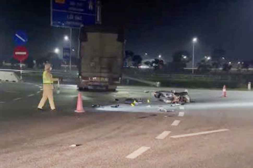 The scene of the accident that killed two motorcyclists. Photo: Linh Hong.