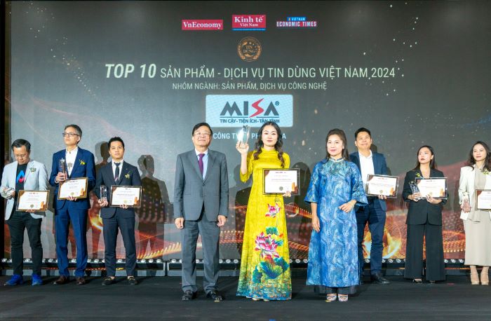 Ba Pham Thi Tuyen – Giam doc Trung tam Kinh doanh giai phap Doanh nghiep Vua – Cong ty Co phan MISA nhan danh hieu Top 10 San pham – Dich vu Tin Dung Viet Nam 2024 nhom nganh San pham, Dich vu cong nghe