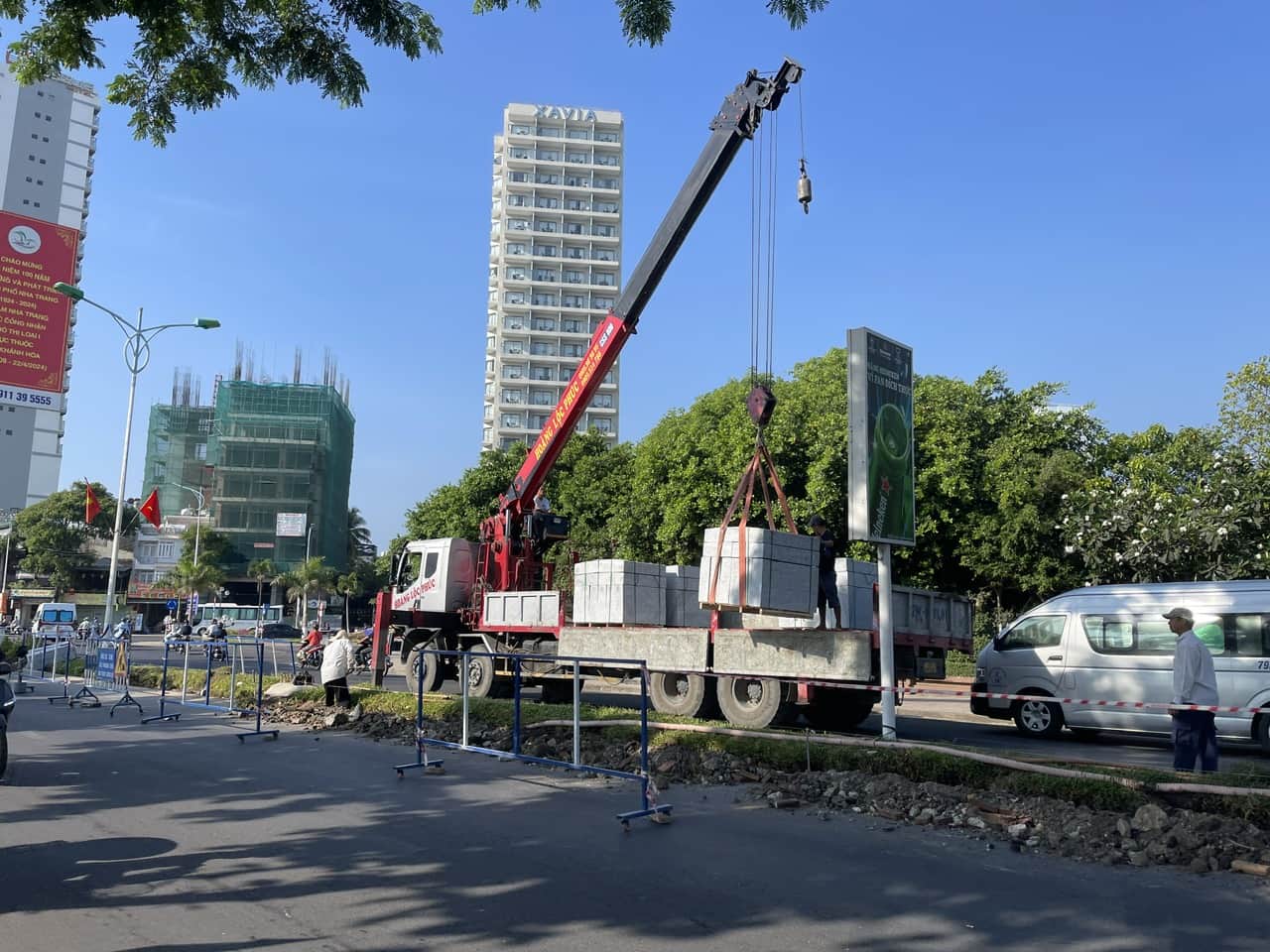 Image of the median strip construction project on Tran Phu Street, Nha Trang in April 2024. Photo: Huu Long