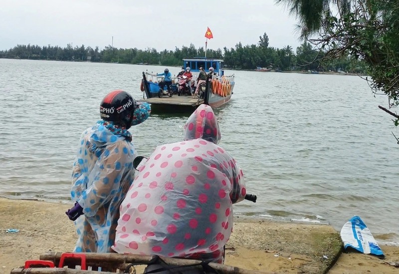 Xa dao Tam Hai co dan so khoang hon 6.000 nguoi, nhieu nam qua, nguoi dan phai di lai, giao thuong voi ben ngoai bang pha. Anh: Le Vu 