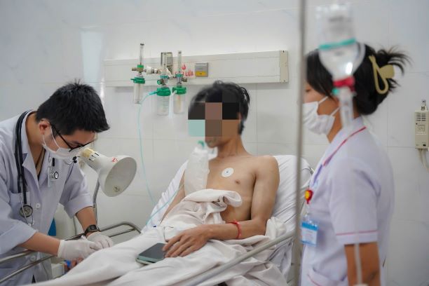 The victim was treated at Thong Nhat Hospital. Photo: Provided by the hospital