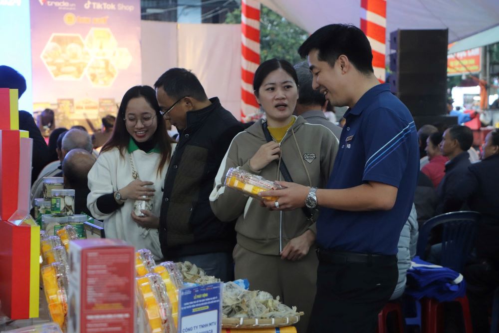 Da Nang promotes the use of technology in trade promotion. Photo: Tran Thi
