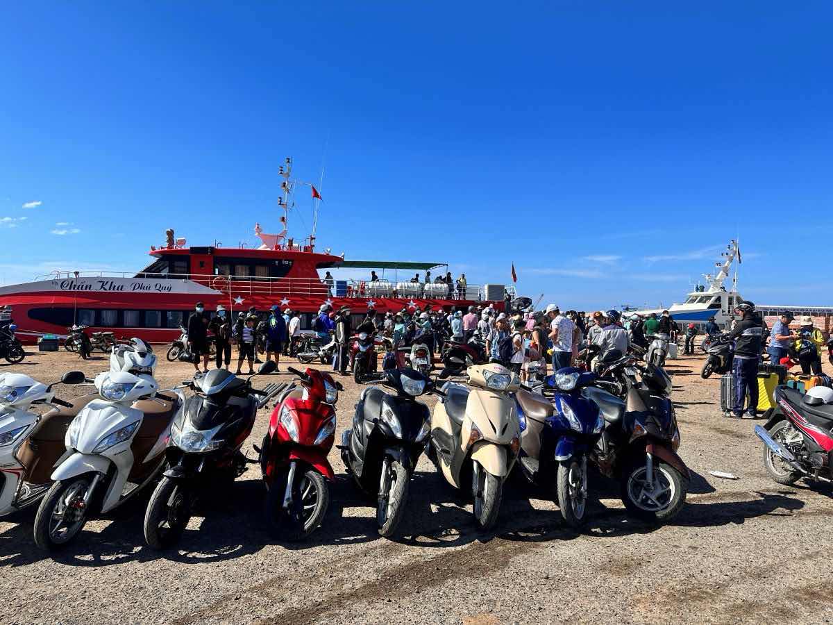 Motorcycles on some islands may be inspected outside of inspection facilities in the near future. Illustration: Duy Tuan