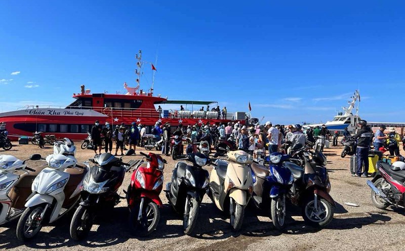 Motorcycles on some islands may be inspected outside of inspection facilities in the near future. Illustration: Duy Tuan