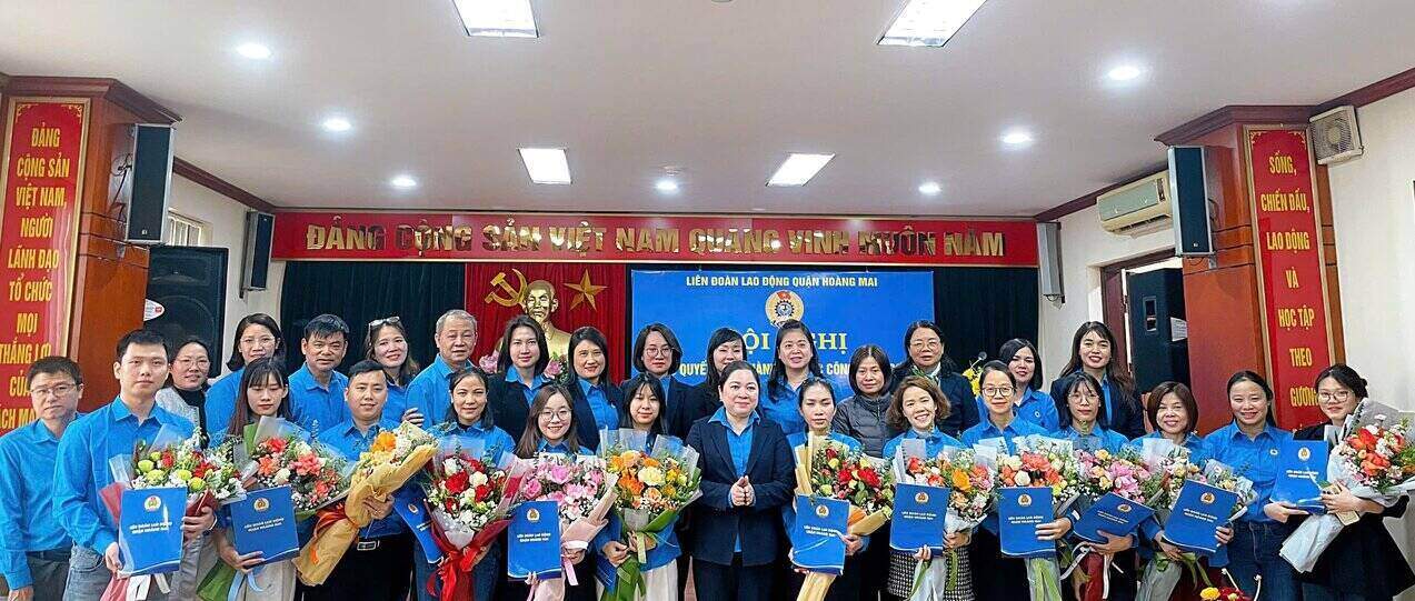 Hoang Mai District Labor Federation announced the Decision to establish 14 grassroots unions. Photo: Grassroots Union