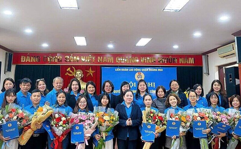 Hoang Mai District Labor Federation announced the Decision to establish 14 grassroots unions. Photo: Grassroots Union