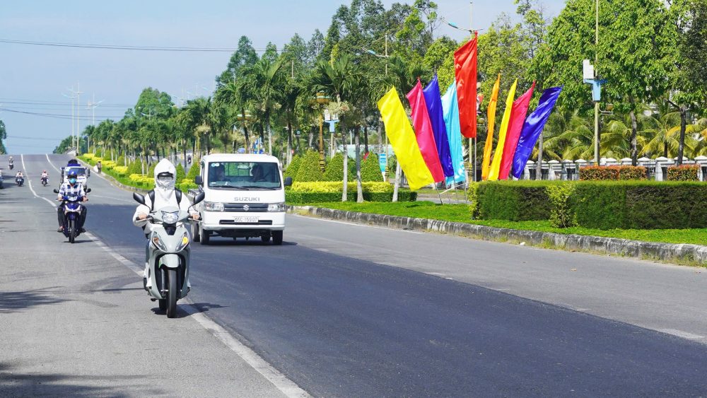 Nhieu doan tren tuyen duong Vo Van Kiet vua duoc tham nhua, xu ly cac diem hu hong. Anh: Yen Phuong